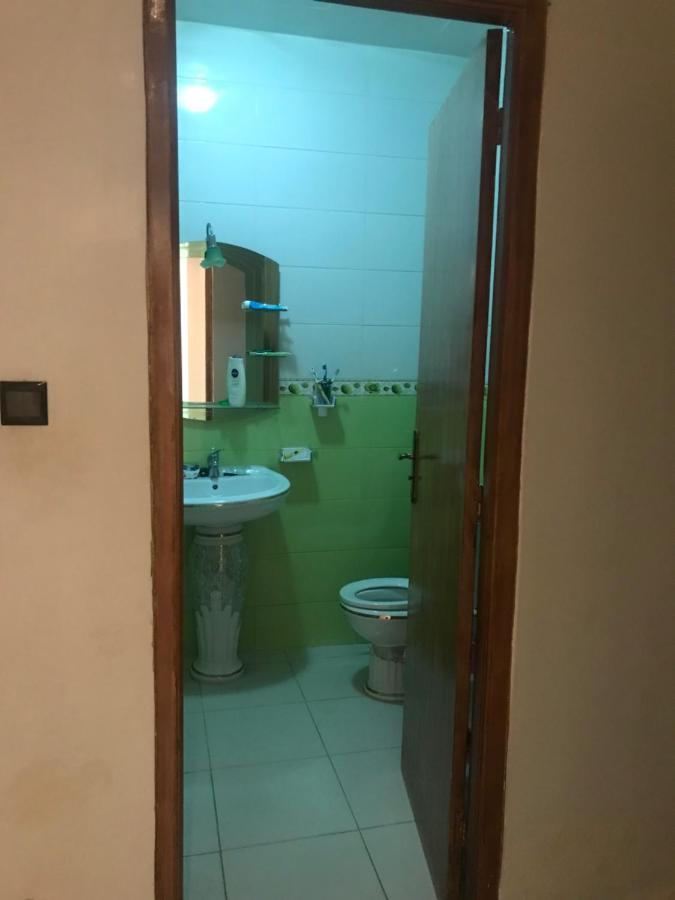 Appartement Familal A Trois Chambres En Face Marjane & Hotel Ahlen Tanger Exteriör bild