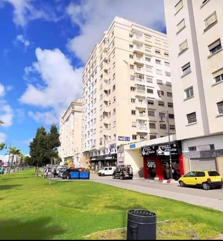 Appartement Familal A Trois Chambres En Face Marjane & Hotel Ahlen Tanger Exteriör bild